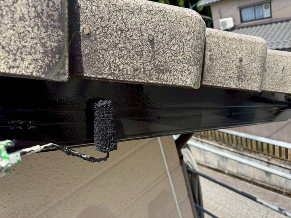 外壁だけを新しくすると、付帯部とのバランスが崩れることがあります。建物全体を見ながら仕上げることで、統一感のある外観を目指しました。<br />
